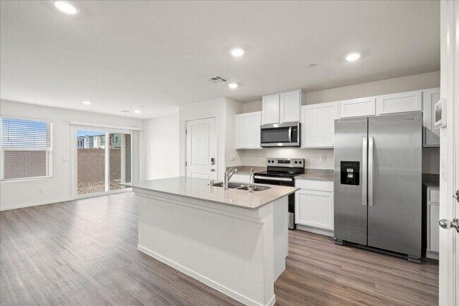 Building Photo - Newer Townhouse 3 bd, 3 bth, Loft, 2 Car Garage- Priced to be rent!