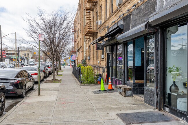 Building's stores - 210 E 51st St