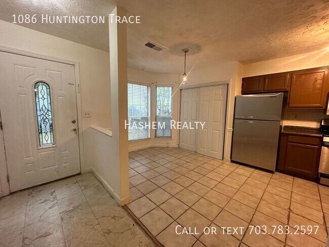 Building Photo - Spacious 4-Bedroom Gem: 1086 Huntington Tr...