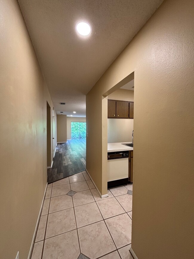 Building Photo - 2 Bed/2 Bath