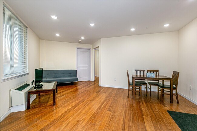 Foto del edificio - 55 Middle Neck Rd