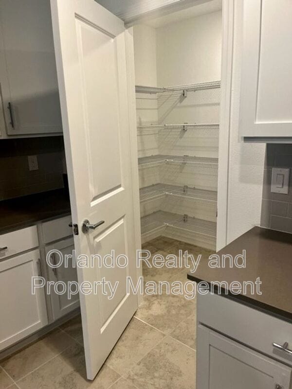 Foto del edificio - 1910 Birnham Wood Bnd