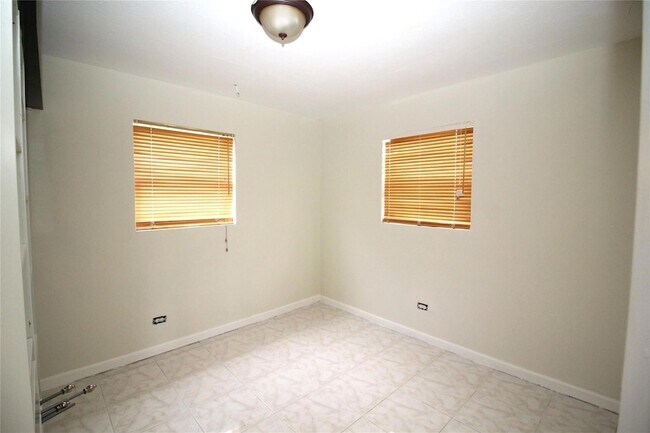 Building Photo - 3910 SW 61st Ave