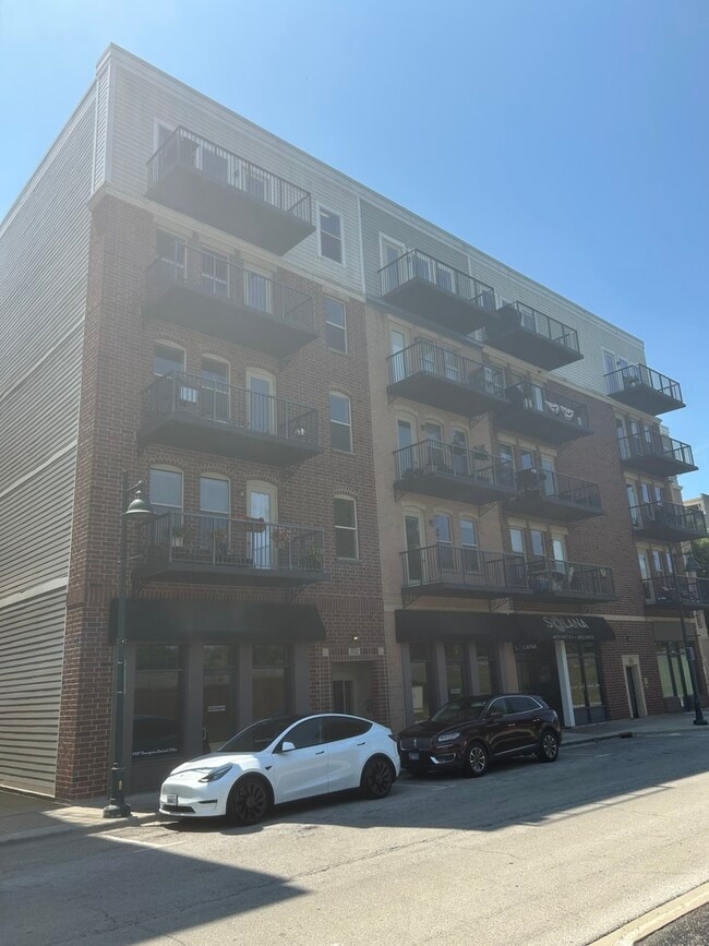 Building Photo - 332 River St