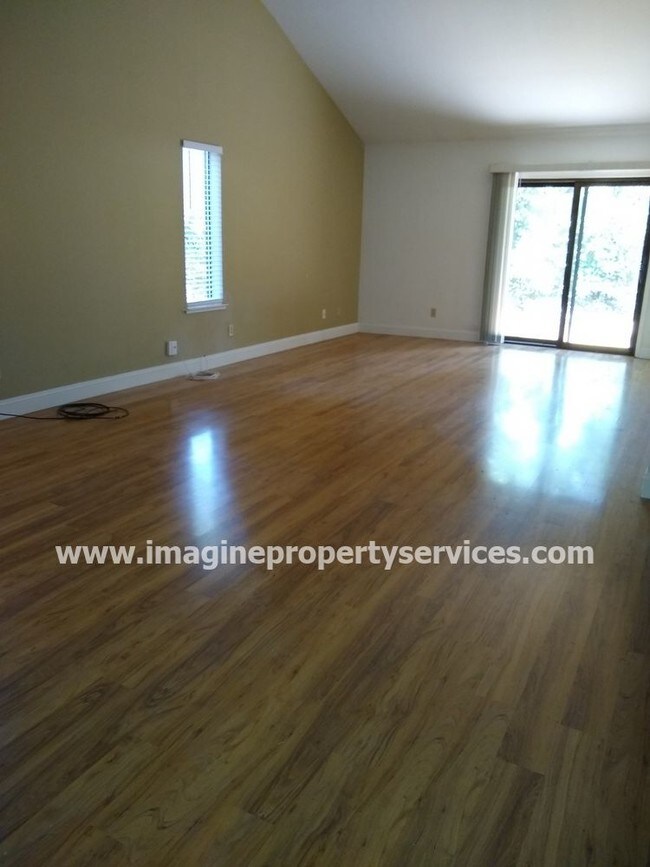Building Photo - Duplex in Cameron Park