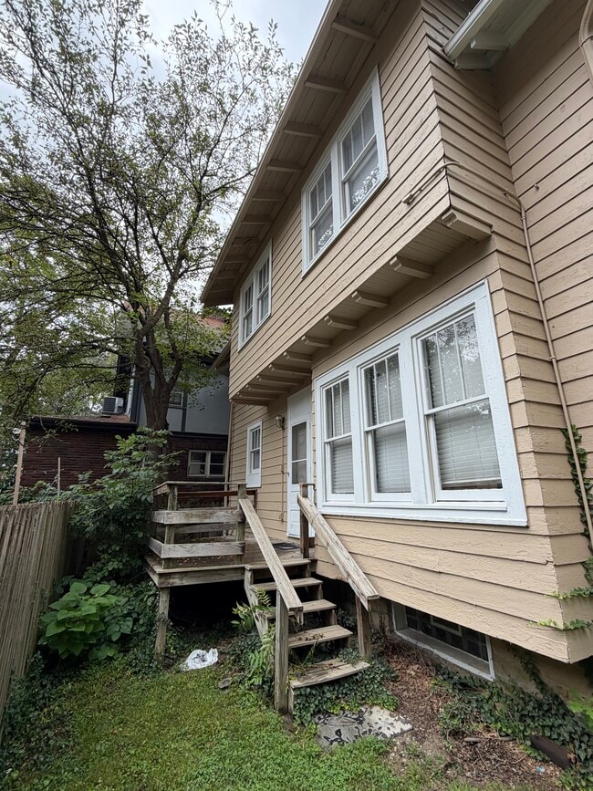 Building Photo - 267 E Lane Ave