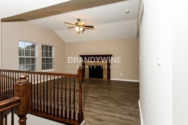 Building Photo - Holiday PROMO, December FREE move-in by 11...