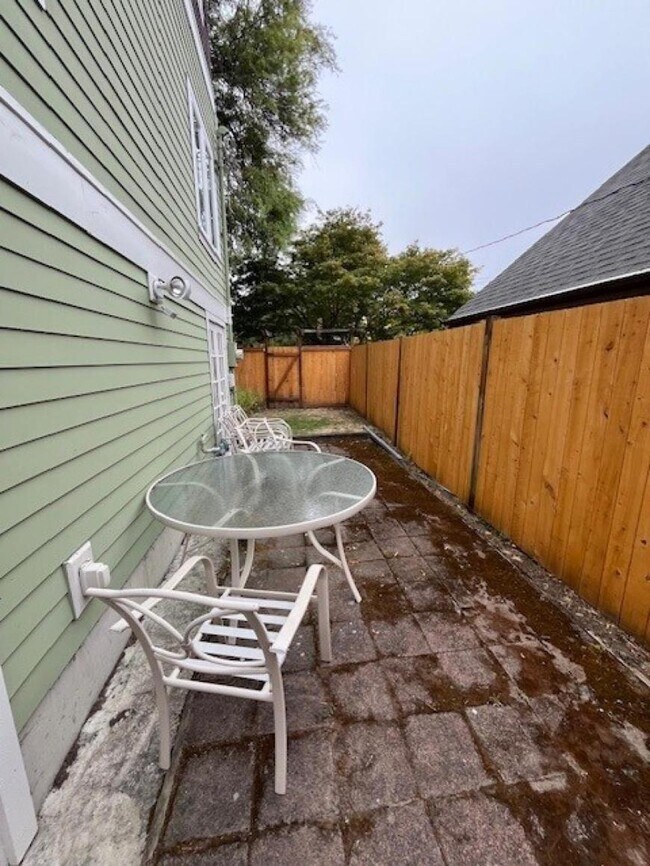 Building Photo - 4 bedroom in Seattle WA 98103