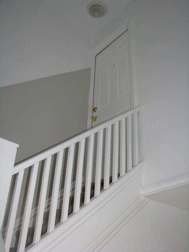 Building Photo - 1353 Ashland Ave NE