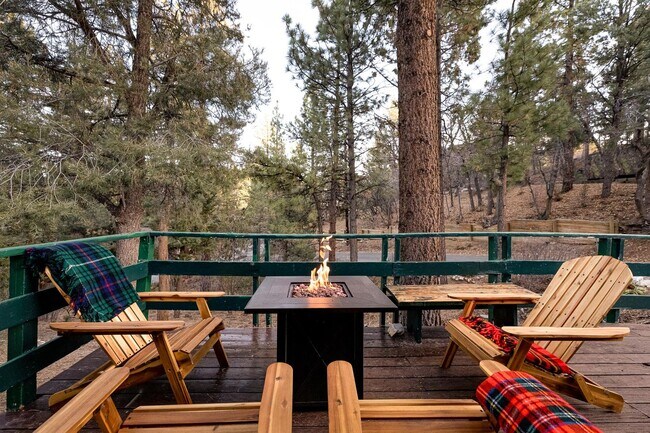Foto del edificio - Cozy 2 Bedroom 1 Bathroom Home in Big Bear City