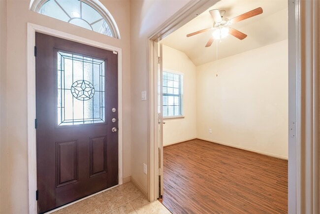 Foto del edificio - 3205 Featherwood Ln