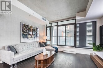 Building Photo - 111 Bathurst St