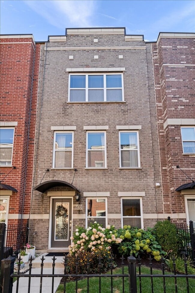Building Photo - 4647 S Lake Park Ave