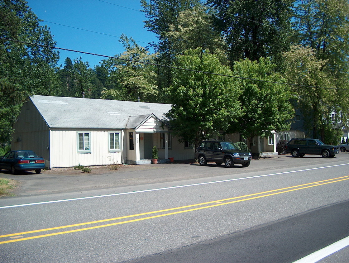 Primary Photo - 729-739 E Historic Columiba River Hwy