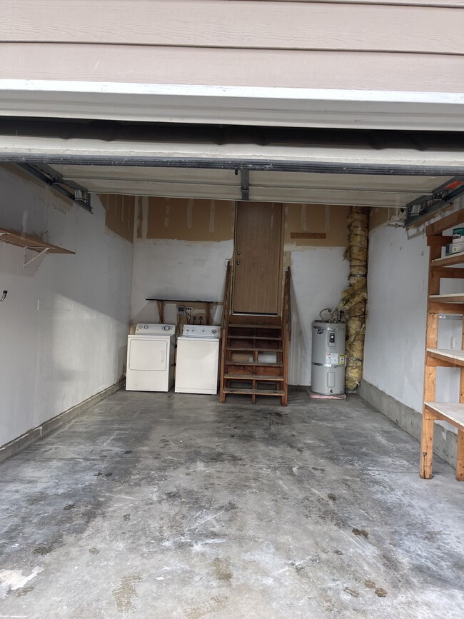 Building Photo - 242 Bower Ln