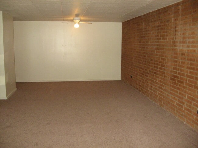 Building Photo - Pebble Creek