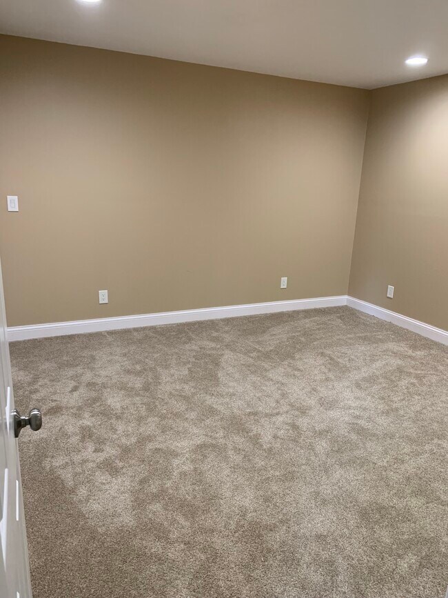 Building Photo - 216 Weiskopf Way