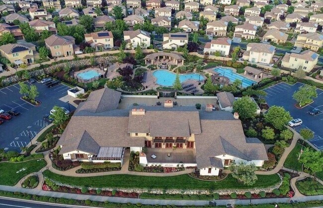 Foto del edificio - 800 Valencia Ct