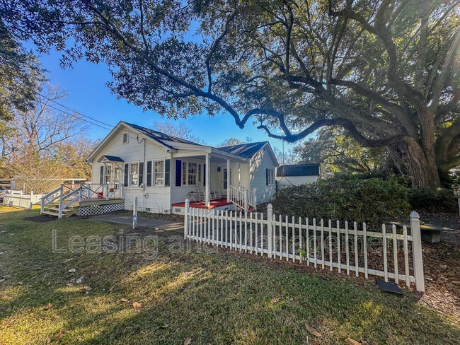 Foto del edificio - 422 Riverland Dr