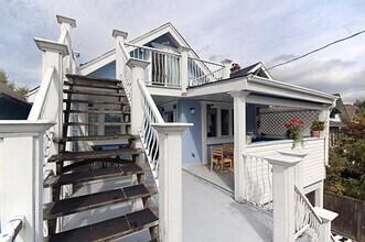 Building Photo - 870 19th Av W