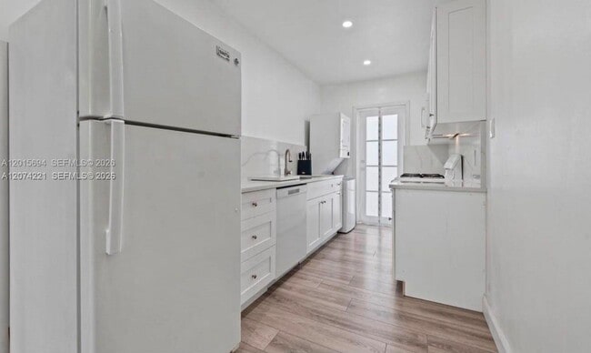 Foto del edificio - 8550 Byron Ave