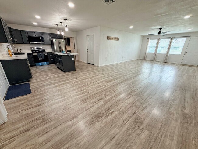 Foto del edificio - Available Now – Updated 3-Bed, 2-Bath Home in Iowa with Garage