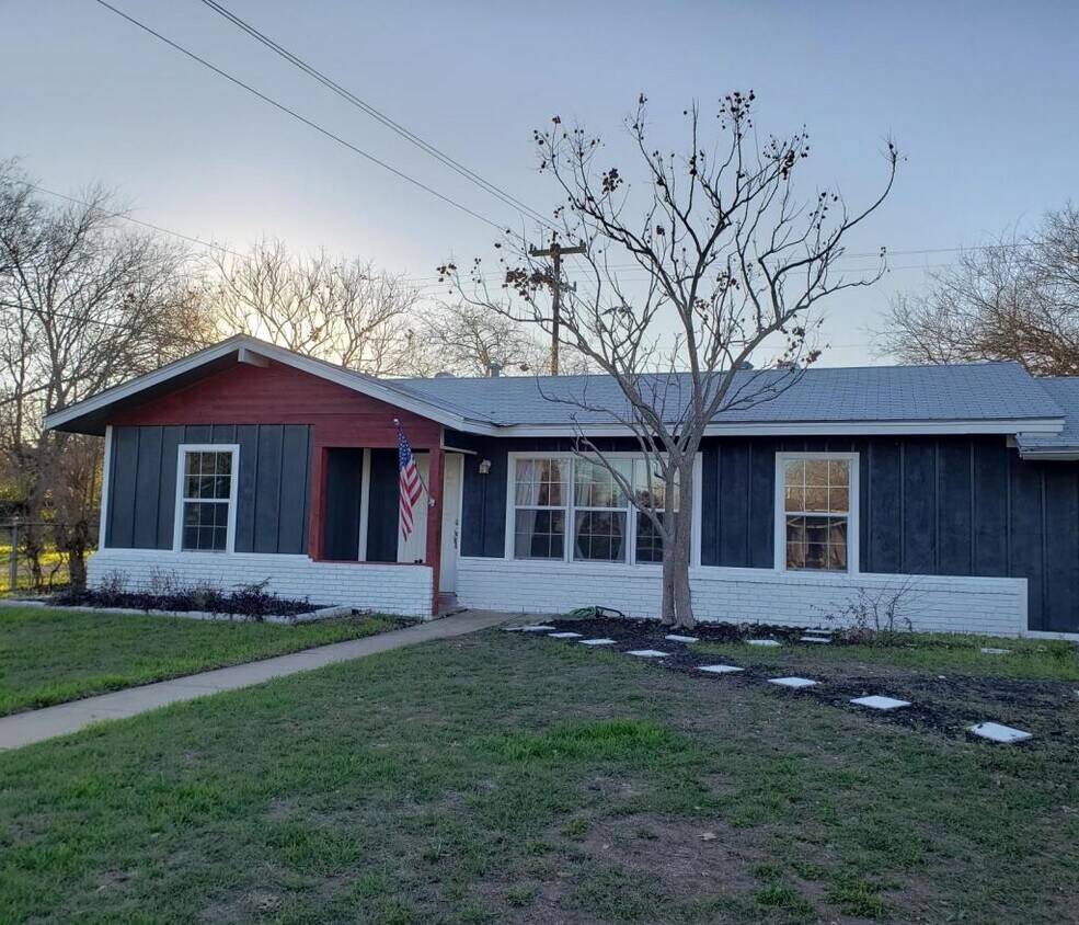 Primary Photo - 6723 Merry Oaks Dr