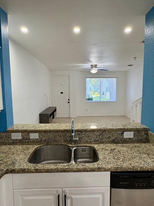 Building Photo - Cozy 3/2.5 Townhome in Convenient Location