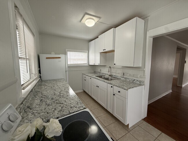 Building Photo - 408 3rd Ave E