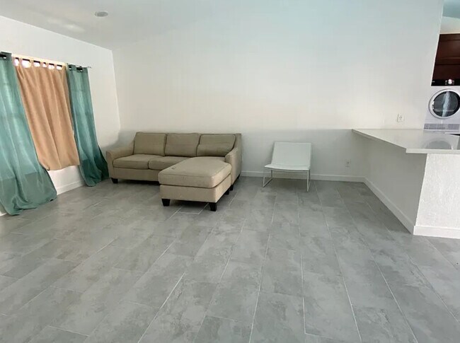Foto del edificio - 104 NE 15th Pl