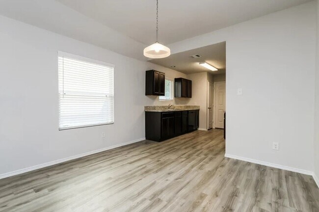 Foto del edificio - 2700 Madison Ct