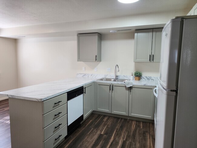Building Photo - 445 N 500 W