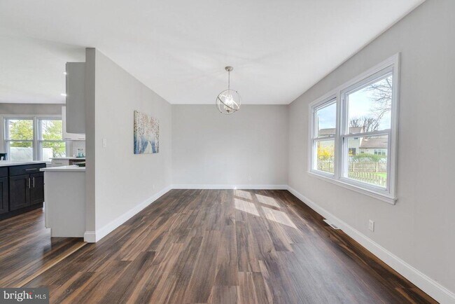 Building Photo - 115 Sandringham Rd