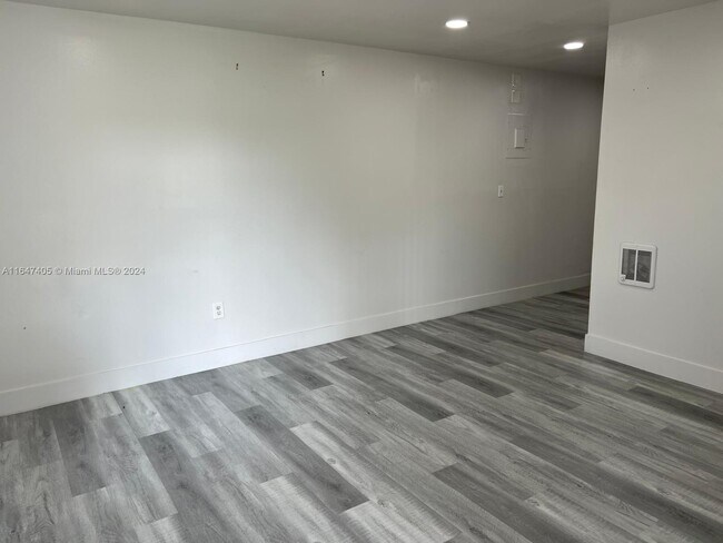 Foto del edificio - 2415 NW 82nd St