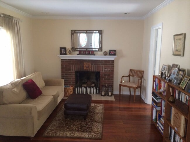 Building Photo - Updated 3bed / 3bath farmhouse.  Nice Loca...