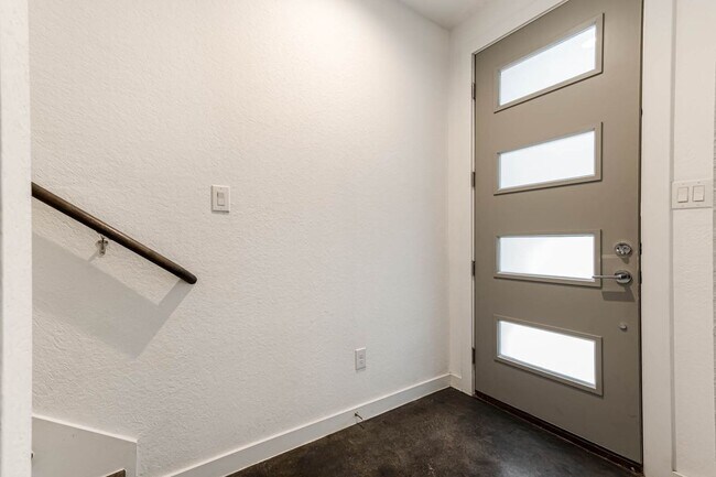 Foto del edificio - 210 W Poplar St