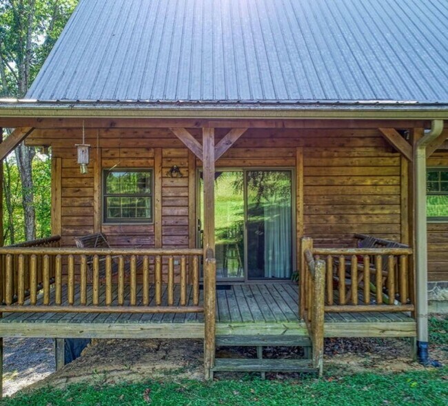 Foto del edificio - 2 Bedroom / 1 Bath Fully Furnished Cabin on 2 plus acres all utilities included - Surgoinsville TN