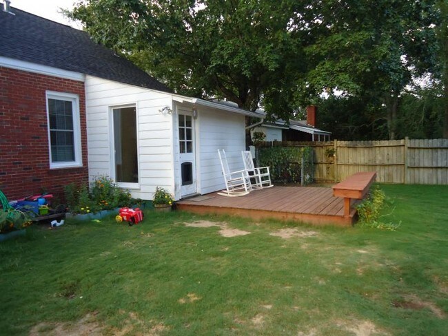 Building Photo - 2807 Summerville Road