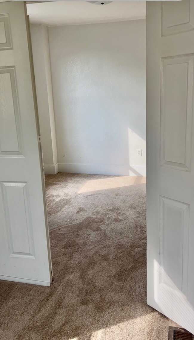 Bedroom to living room - 526 N State St