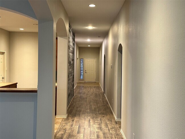 Foto del edificio - 5643 Walnut Glen Ln