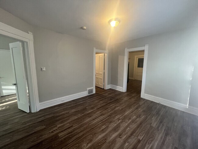 Building Photo - West Side 2BR