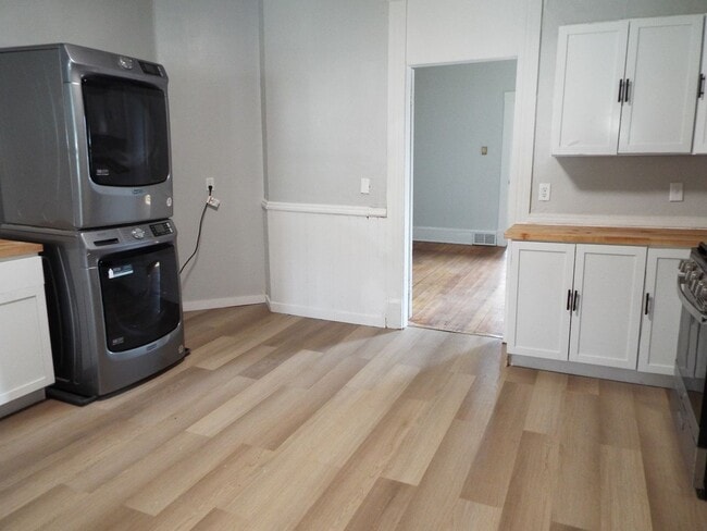 Building Photo - 710 W 3rd St