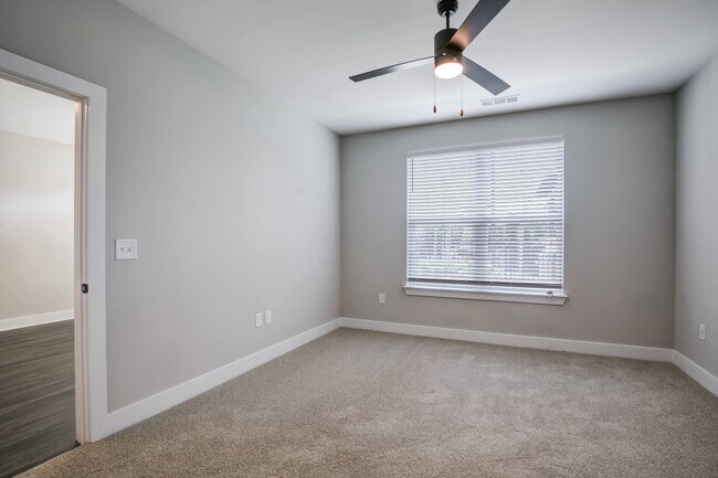 Foto del edificio - The Flats at Southlawn Apartments