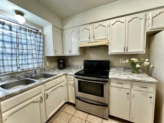 Foto del edificio - 1300 Hillside Rd