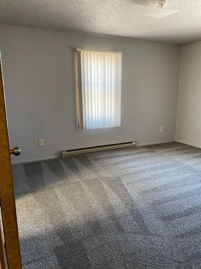 Building Photo - Beautiful, Spacious 3 bed Townhome