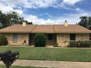 Building Photo - 717 Windcrest Dr