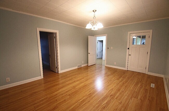 Building Photo - 802 S Phillips Ave
