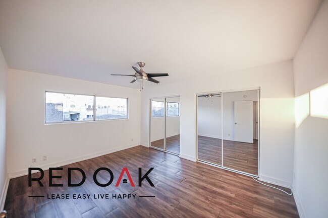 Building Photo - 5128 De Longpre Ave