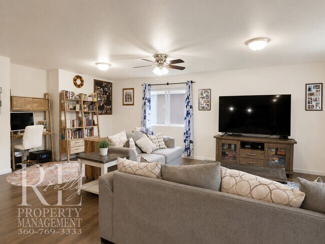 Foto del edificio - Spacious 3-Story Home with Flexible Living Space, Heat Pump & Private Deck Retreat