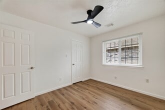 Building Photo - 7403 Oak Walk Dr